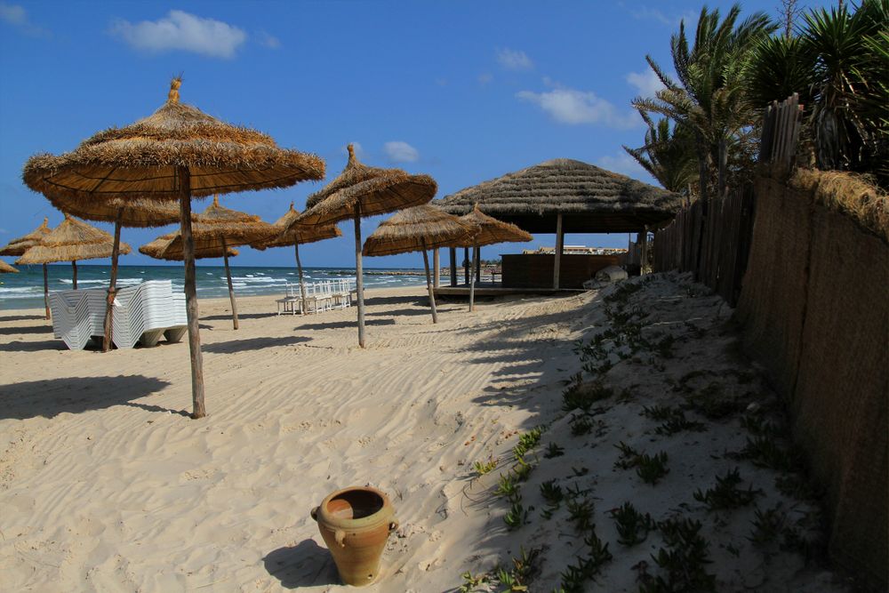 Sombrillas de playa en la costa de Hammamet, Túnez