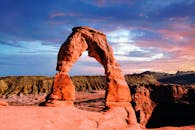 在日落时分捕捉到的拱门国家公园精致拱门景色令人惊叹，色彩鲜艳，天空壮观