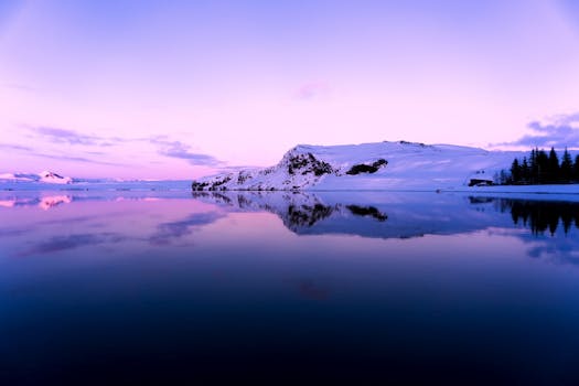 暮光之下，山景与湖泊的倒影捕捉了宁静，呈现出令人惊叹的冬季景观