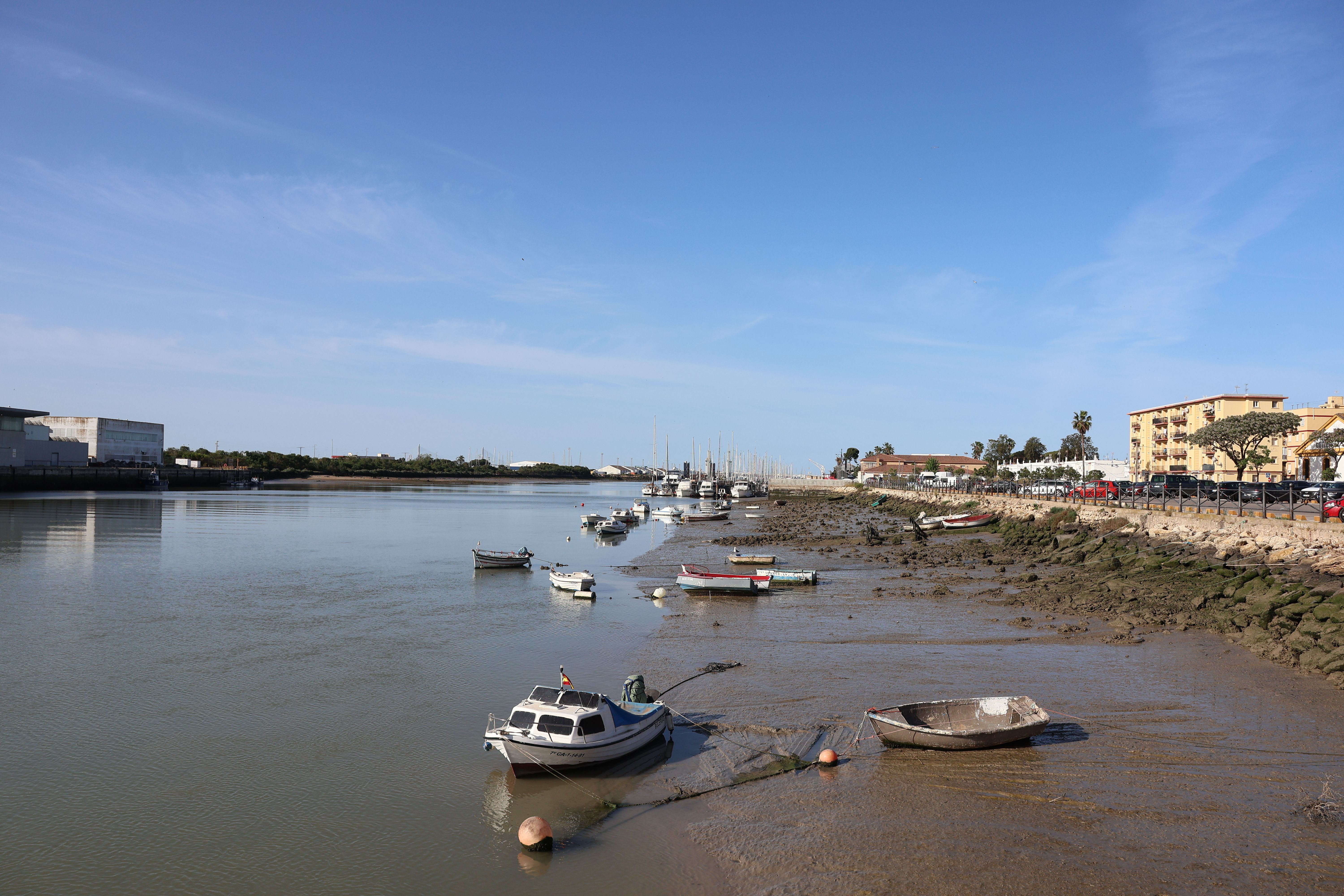 Scenic view of boats moored at low tide in El Puerto de Santa María, Spain.