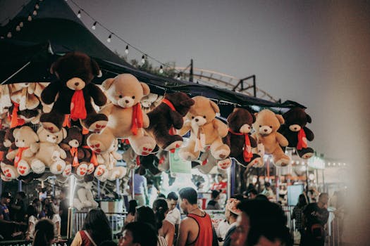 狂欢节现场晚上热闹非凡，有泰迪熊奖品和熙攘的人群