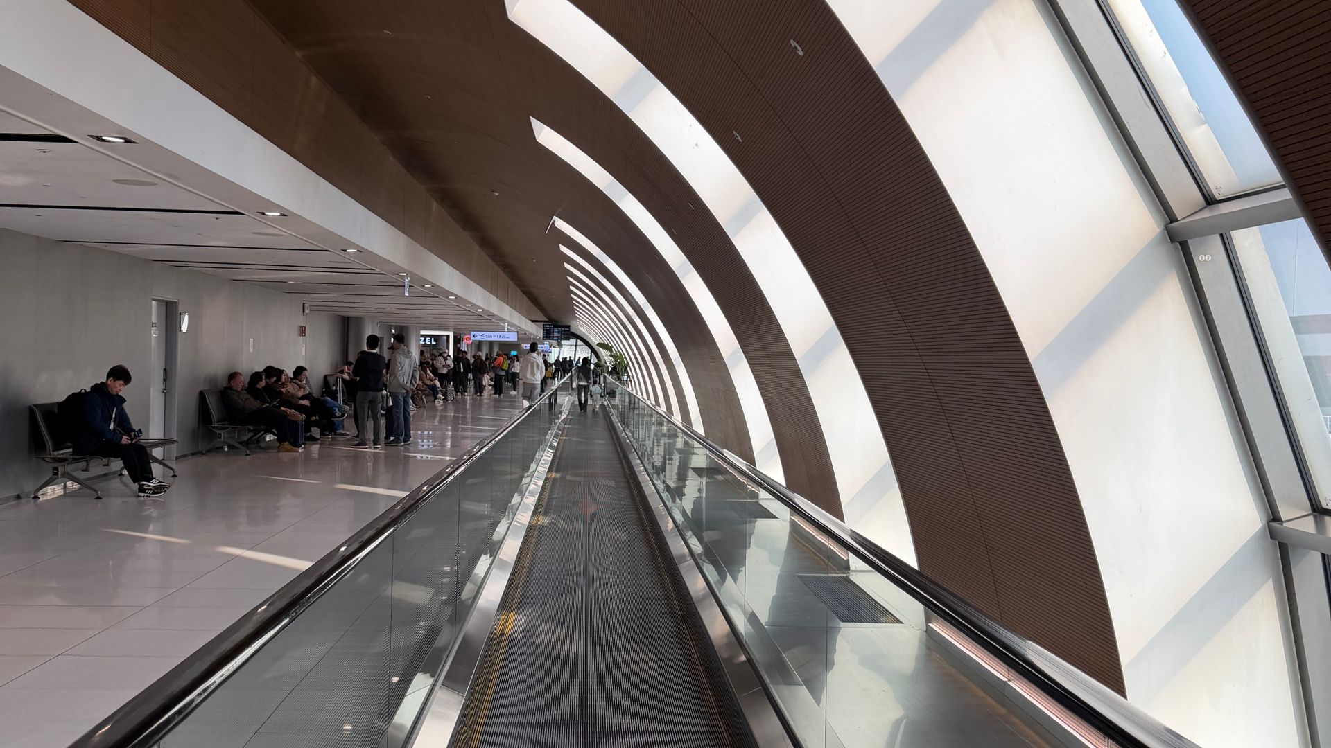 Moving walkway yang memudahkan penumpang saat transit bandara Incheon dan berpindah gate