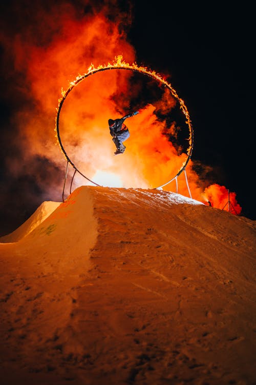 滑雪表演在火上表演