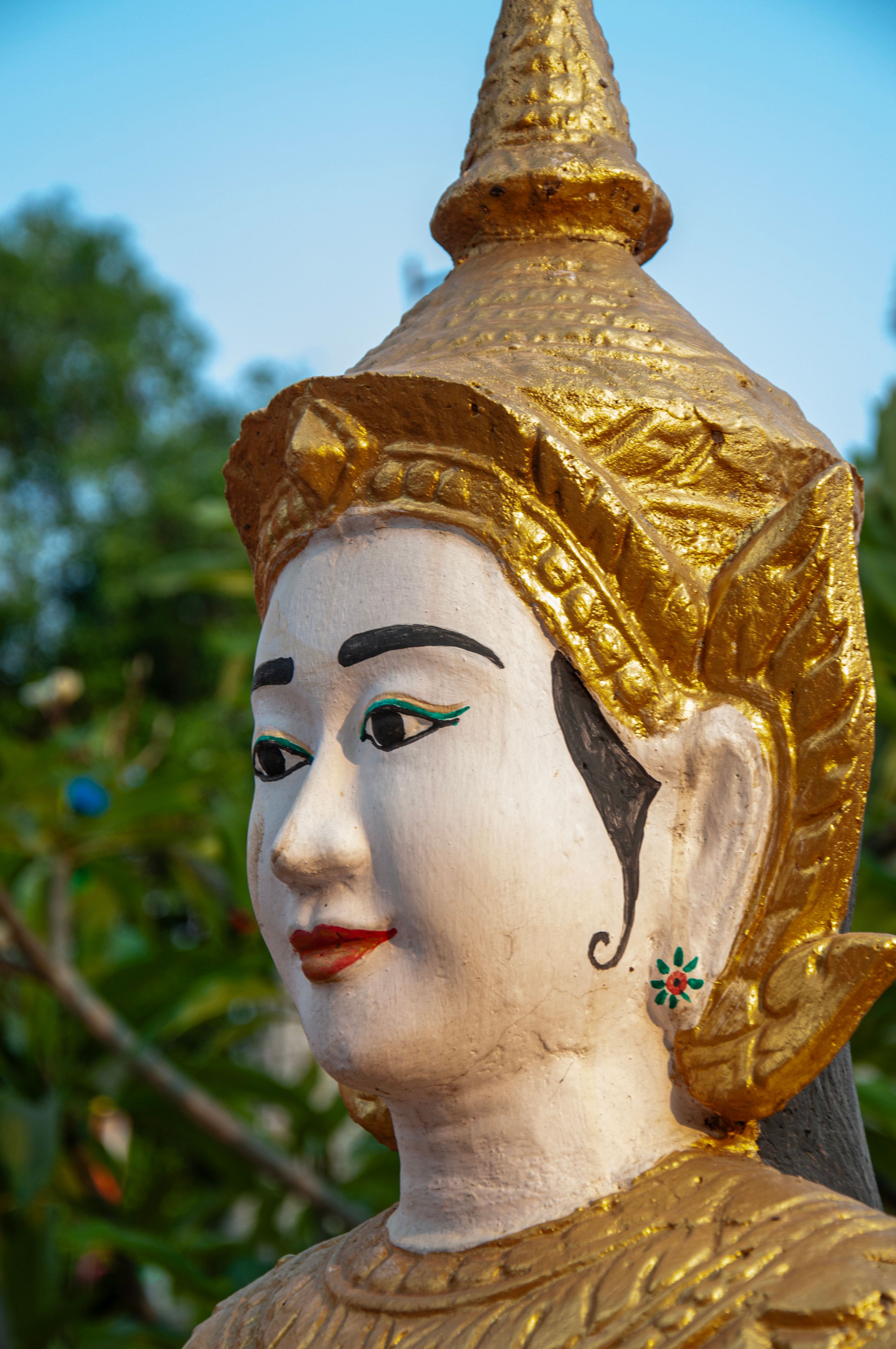 Traditional Asian Statue with Golden Detailing · Free Stock Photo