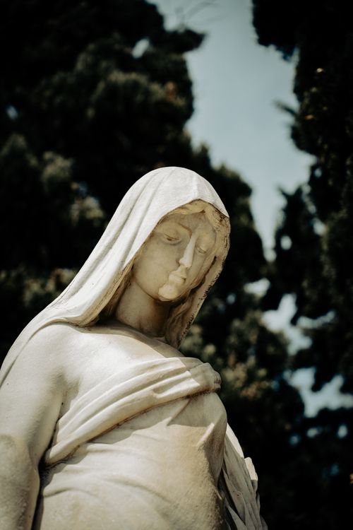Free Captivating marble statue amidst lush greenery in Barcelona, captured on a sunny day. Stock Photo