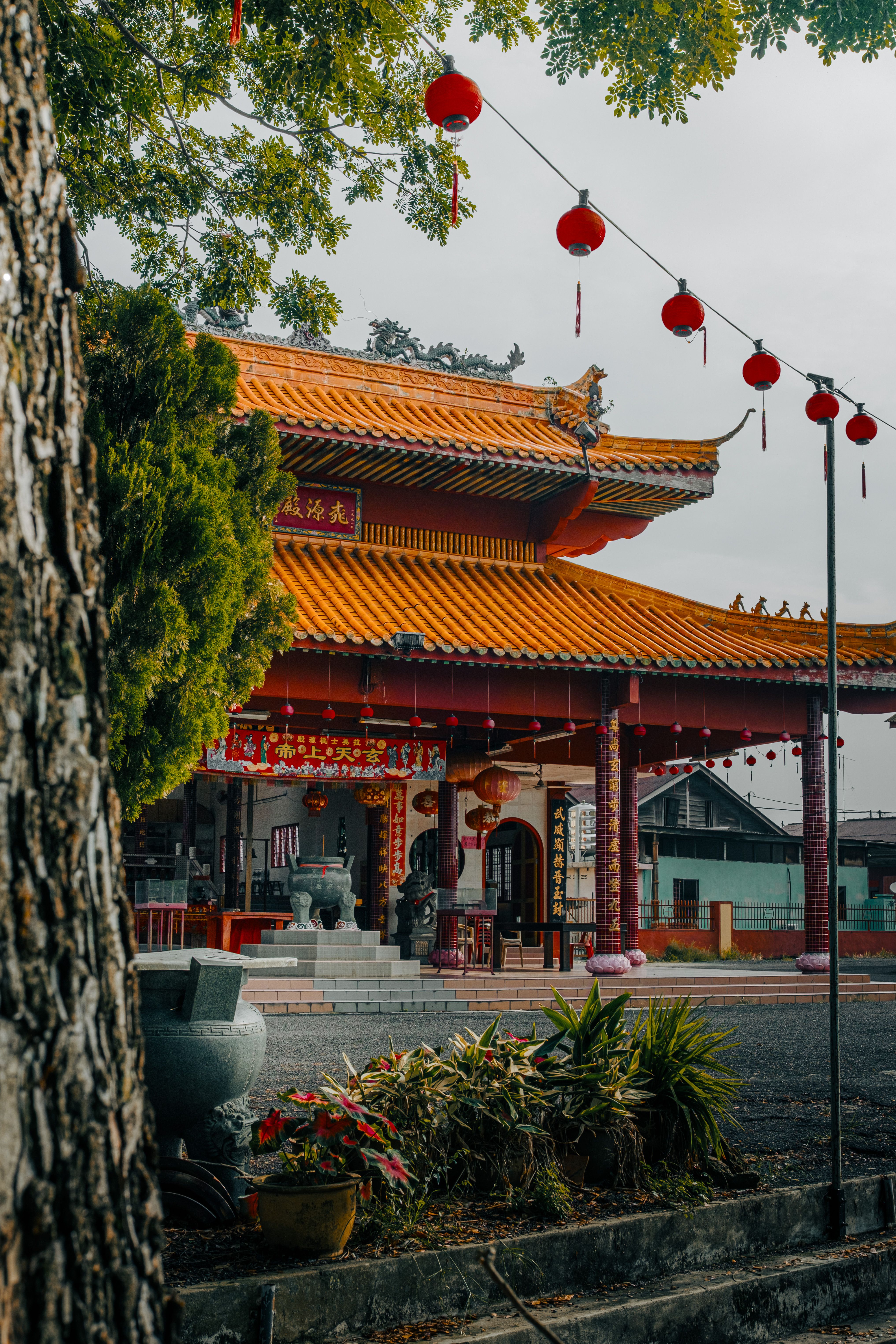 gratis Verken de ingang van een traditionele Chinese tempel in Labis, Johor, Maleisië, versierd met rode lantaarns. Stockfoto