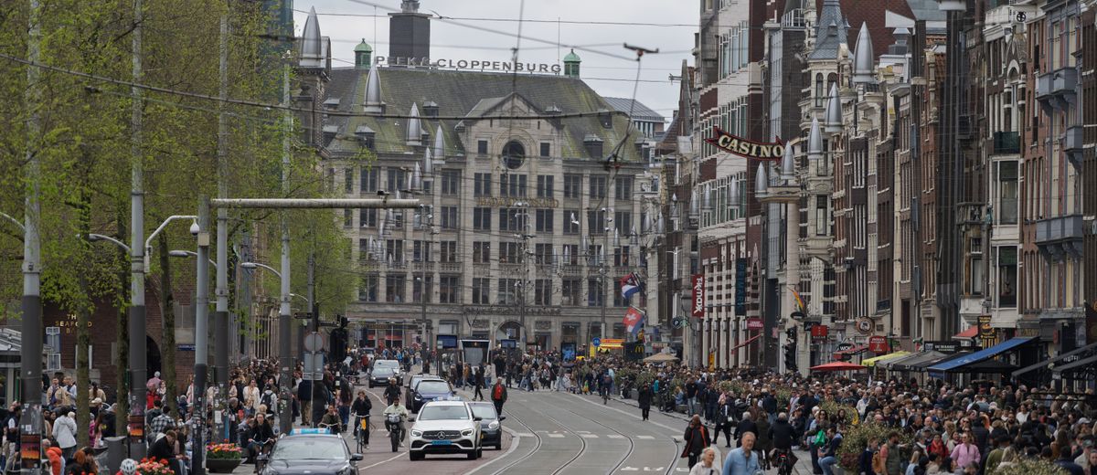 Una calle de Ámsterdam llena de gente
