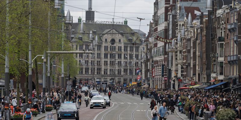 Una calle de Ámsterdam llena de gente