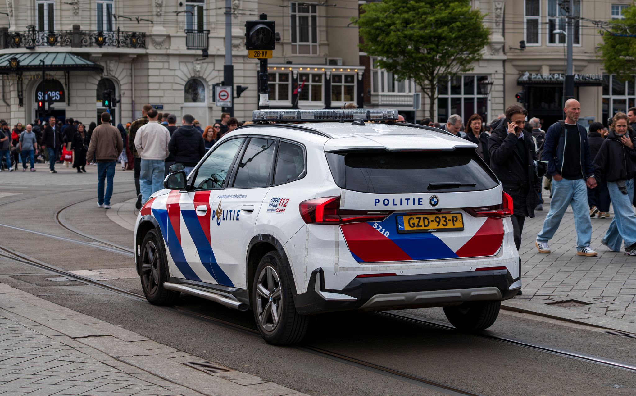 Getuige ziet dieven plofkraak plegen en waarschuwt politie