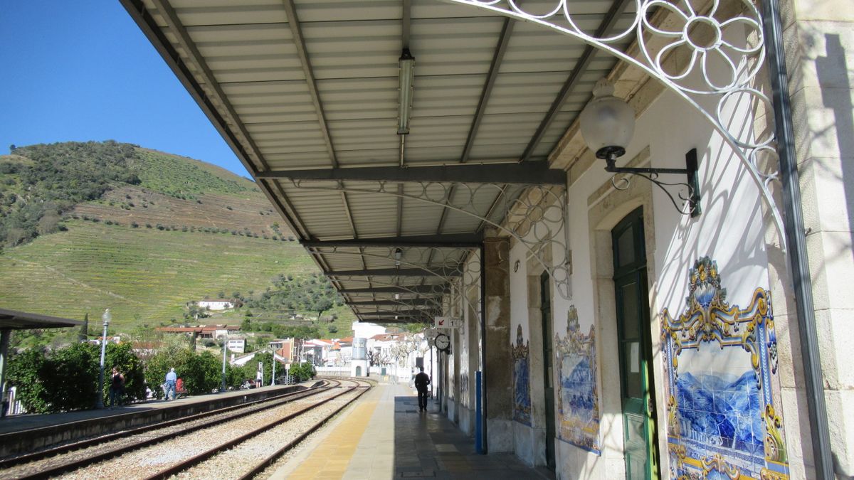 Itinéraire slow en train régional dans le nord du Portugal entre gîtes ruraux et villages viticoles 2026 - illustration