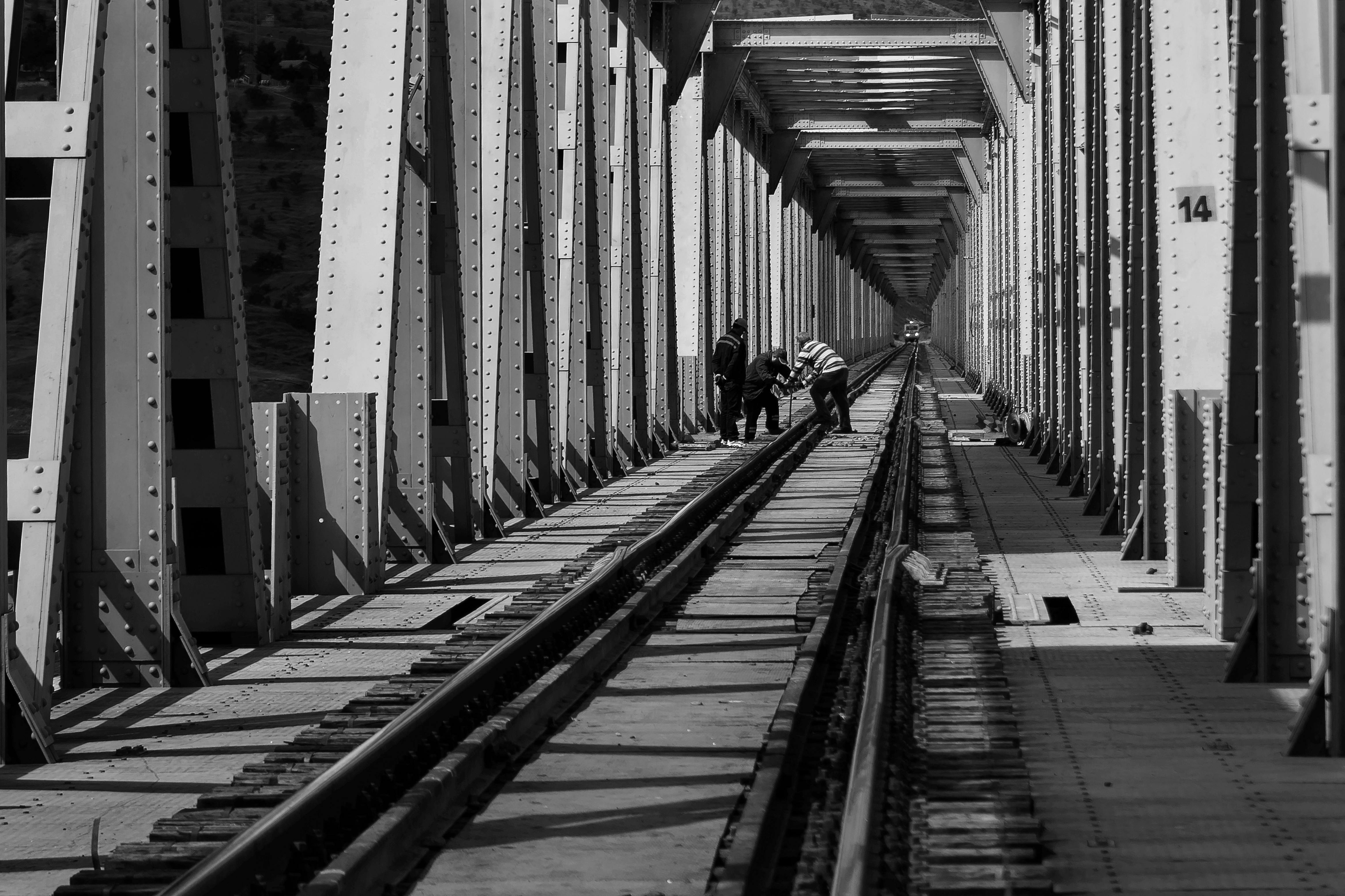 Tren suspendat pe șine, muncitori feroviari în acțiune