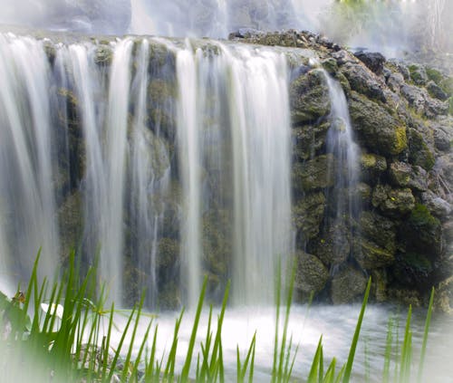 Cascade Près Du Champ D'herbe