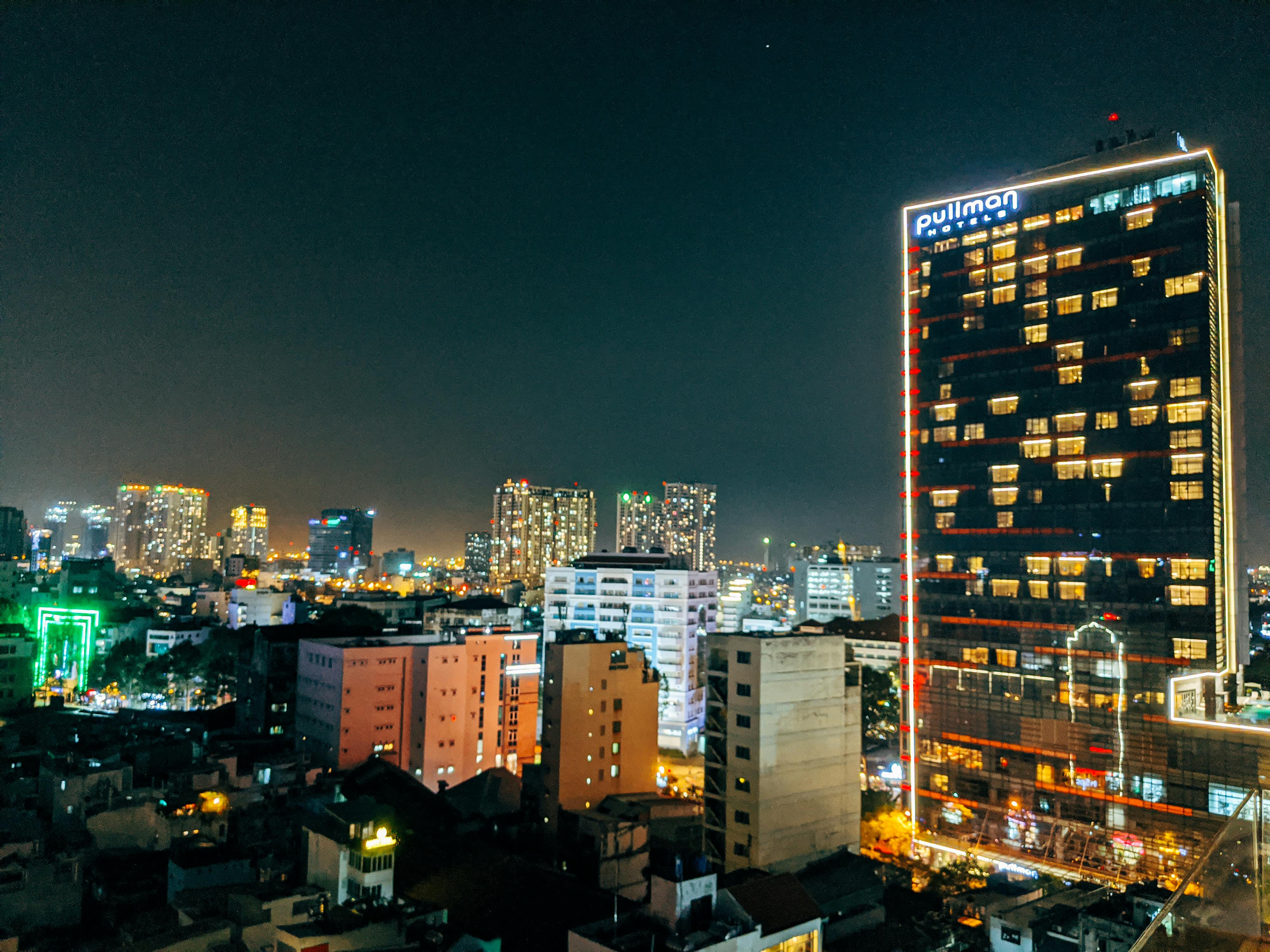 胡志明市的夜晚天际线充满活力，明亮的摩天大楼和城市灯光点缀其中