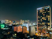 胡志明市的夜晚天际线充满活力，明亮的摩天大楼和城市灯光点缀其中