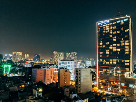 胡志明市的夜晚天际线充满活力，明亮的摩天大楼和城市灯光点缀其中