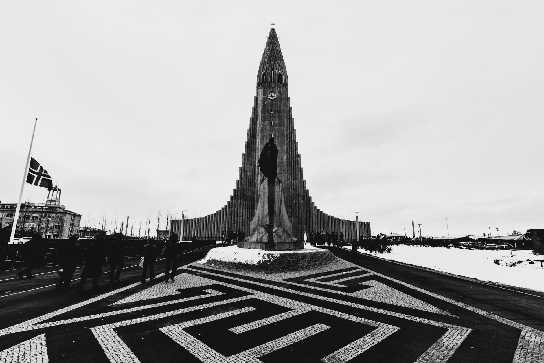 İzlanda bayrağı ve Reykjavik'teki parlamento binası
