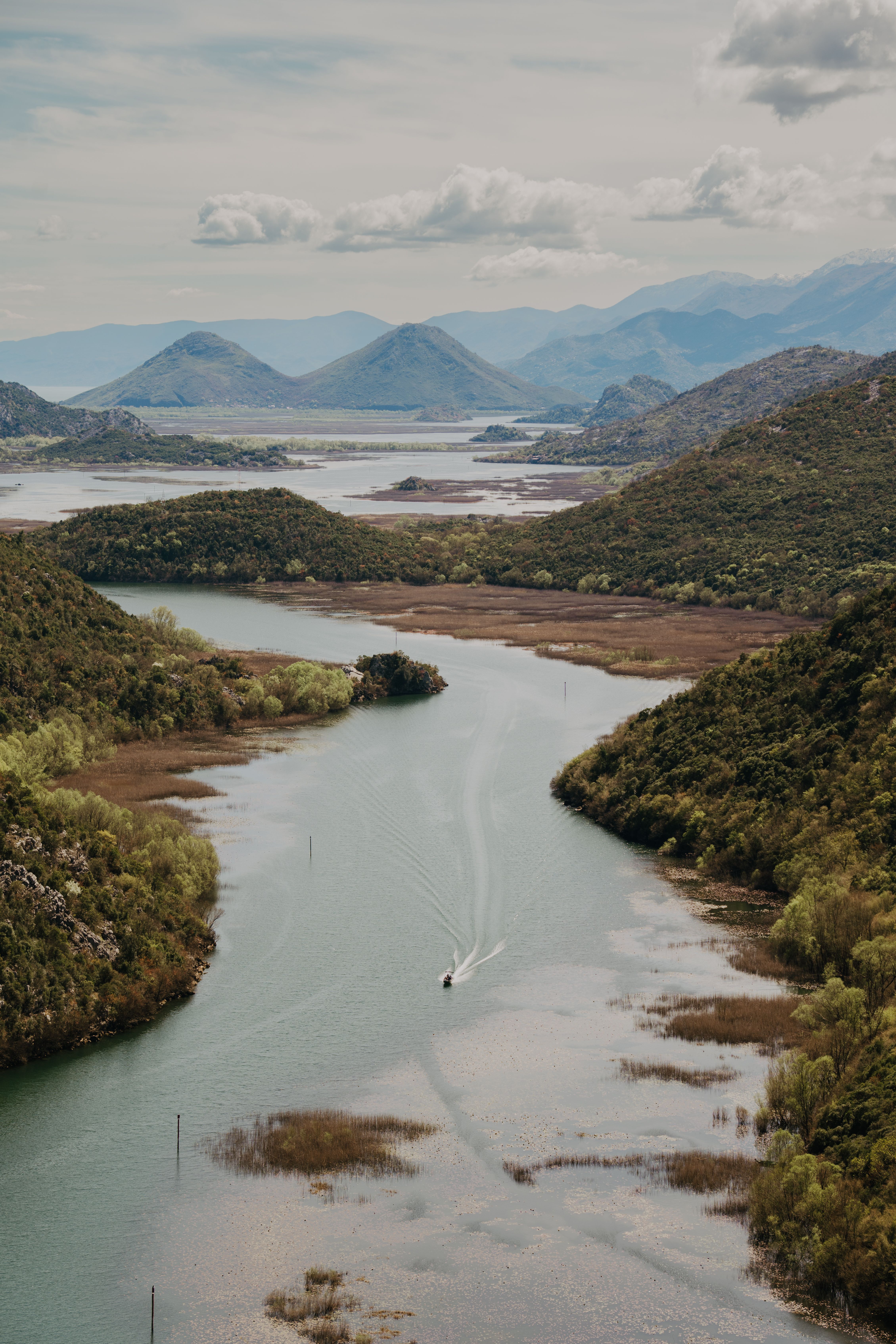 Hegyekkel körülvett montenegrói tó