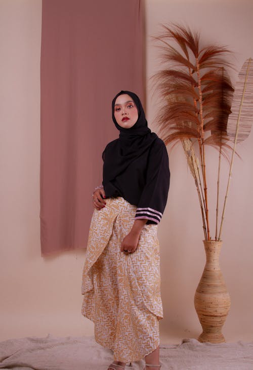 Wanita Dengan Hijab Hitam Dan Gaun Coklat