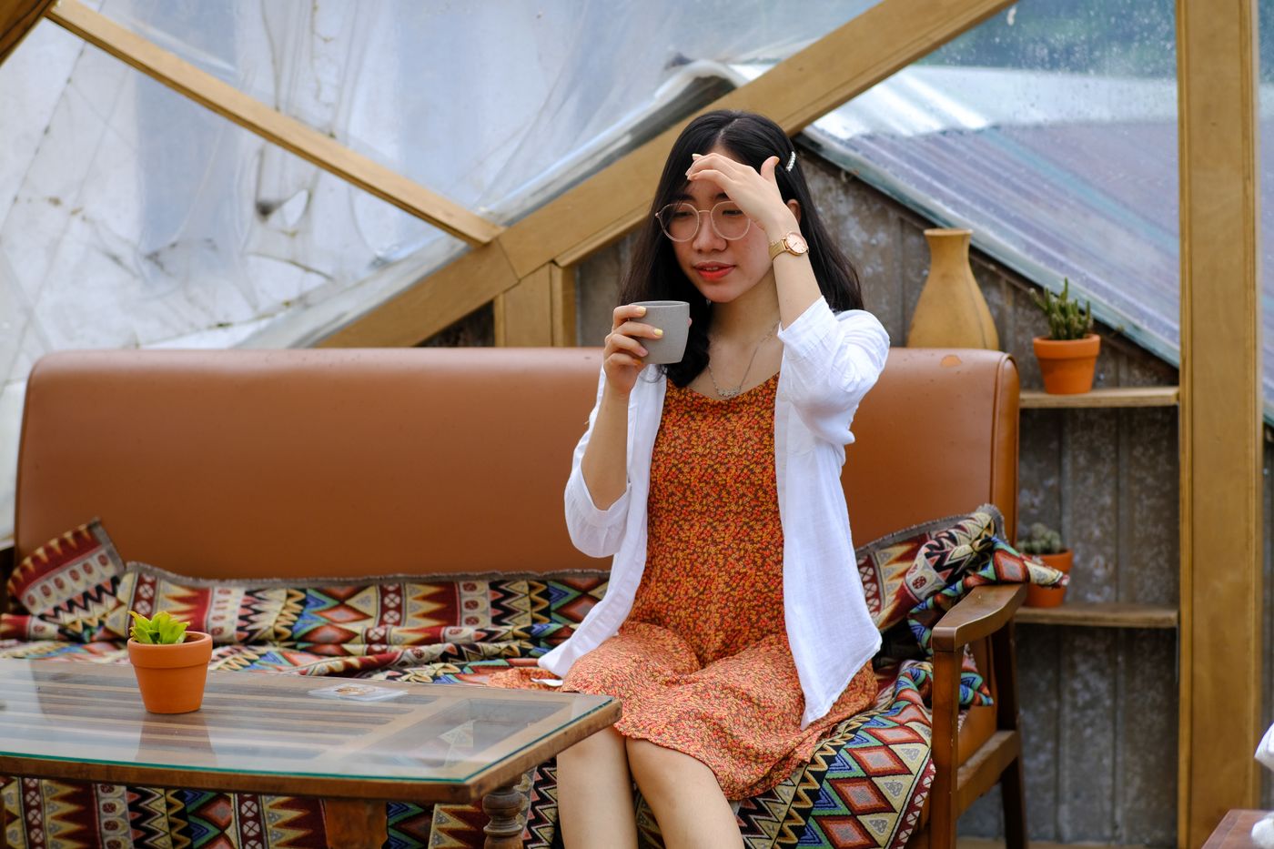 Người phụ nữ Việt thưởng thức cà phê trong không gian ấm áp ở Huế