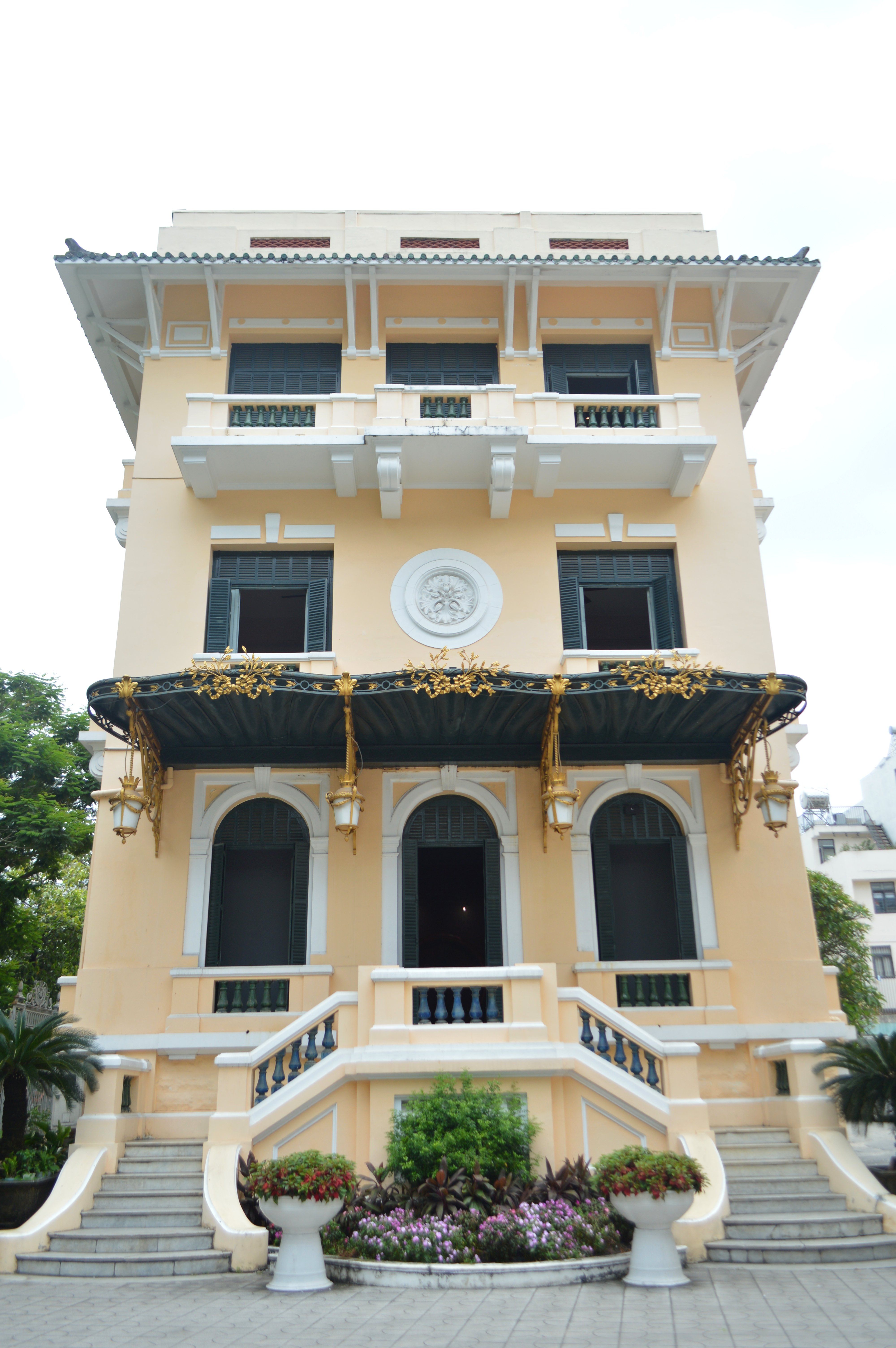 Elegant Colonial Building with Ornate Facade · Free Stock Photo