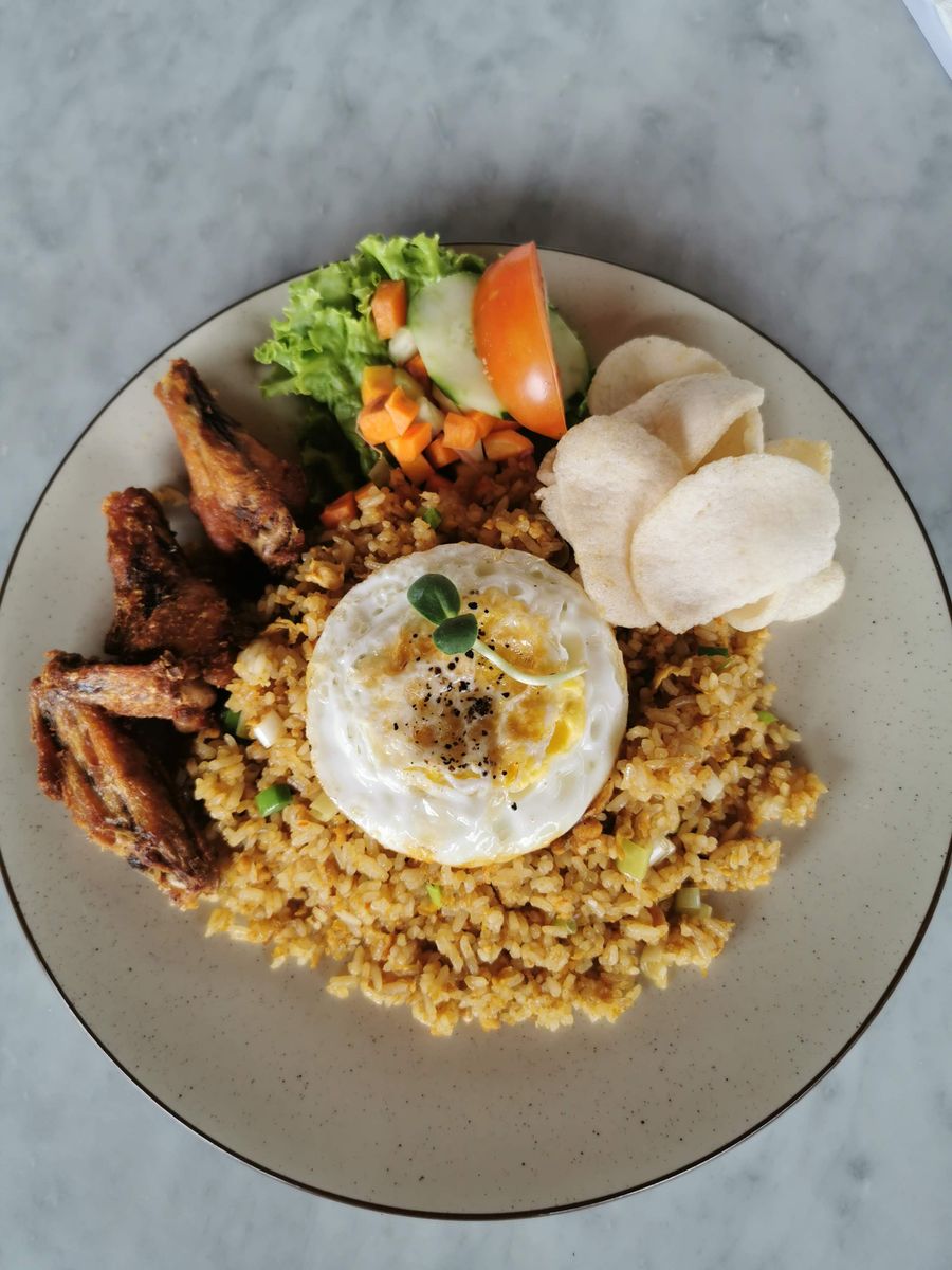 Nasi goreng dengan kerupuk (ilustrasi)