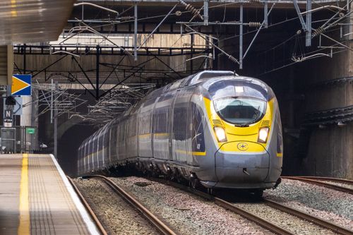 Treno ad alta velocità Eurostar che emerge dal tunnel della Manica sul binario.