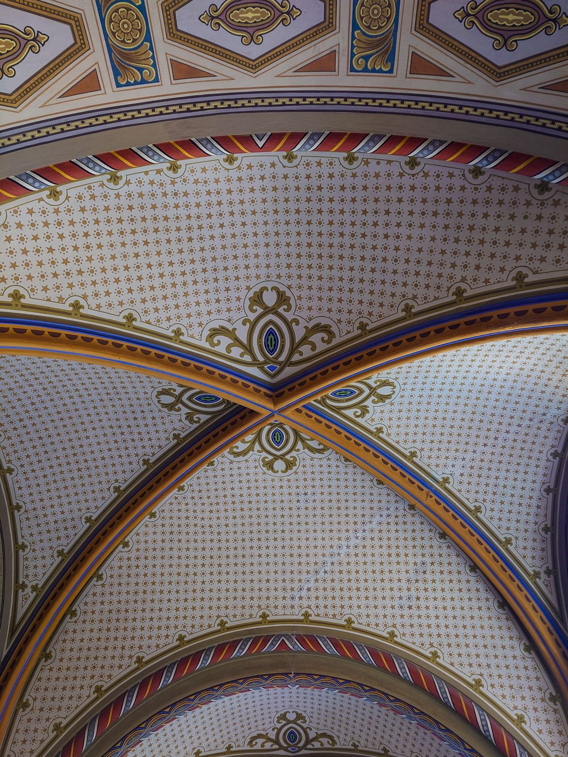 Intricate Architectural Ceiling Design with Patterns · Free Stock Photo