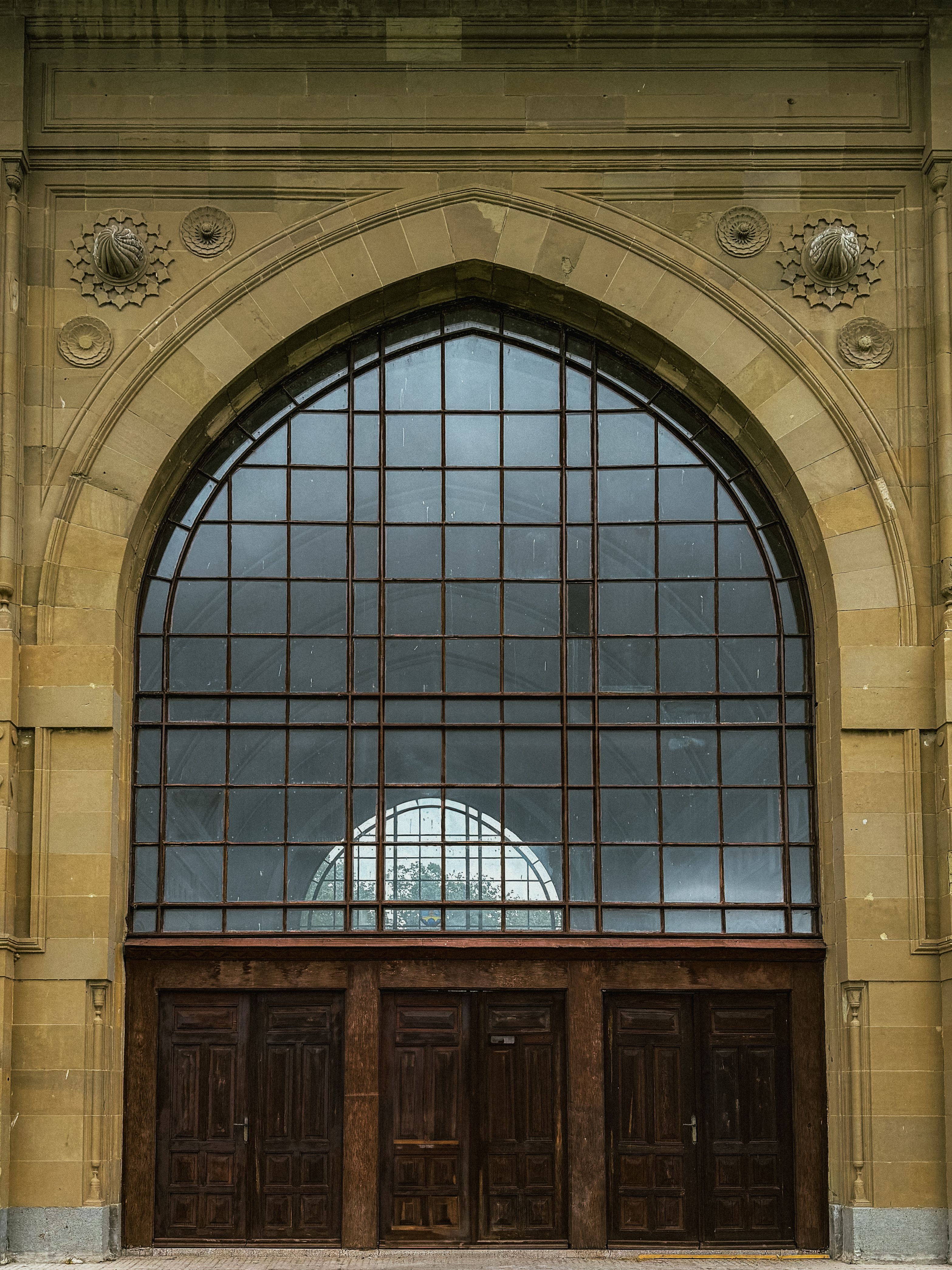 grand-arched-window-at-historic-building-free-stock-photo