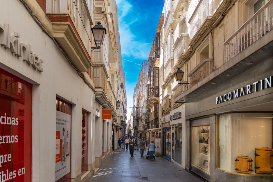 Explora la vibrante calle comercial de Cádiz, que captura la esencia de la arquitectura y la cultura andaluzas.