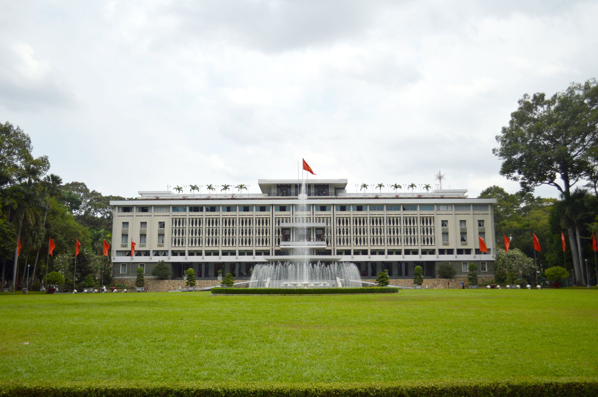 Banderas ondeando frente a un palacio presidencial