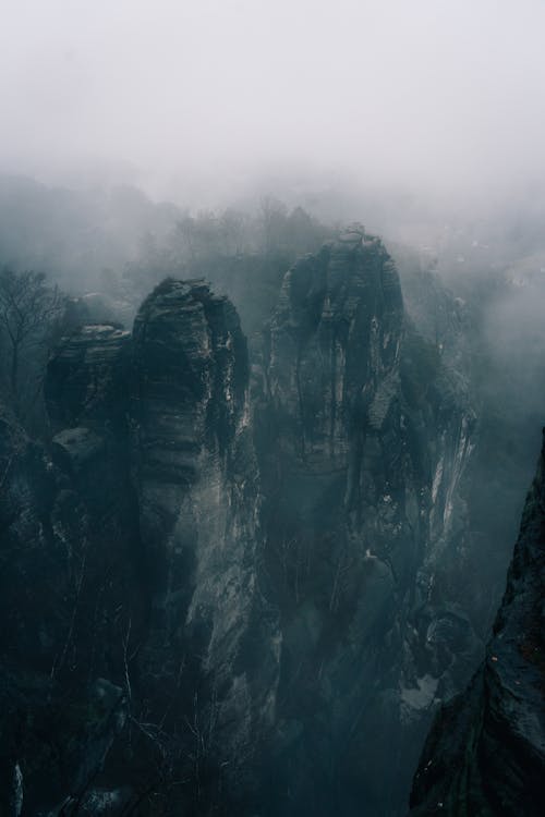 Núi đá Xám Có Sương Mù