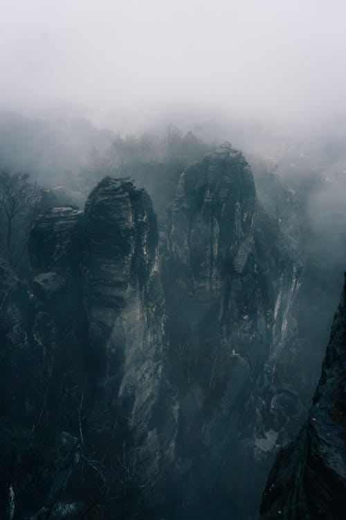 Gunung Berbatu Abu Abu Dengan Kabut