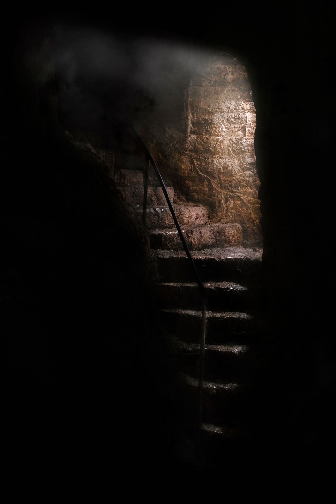 Escadaria de pedra entrando em uma caverna escura