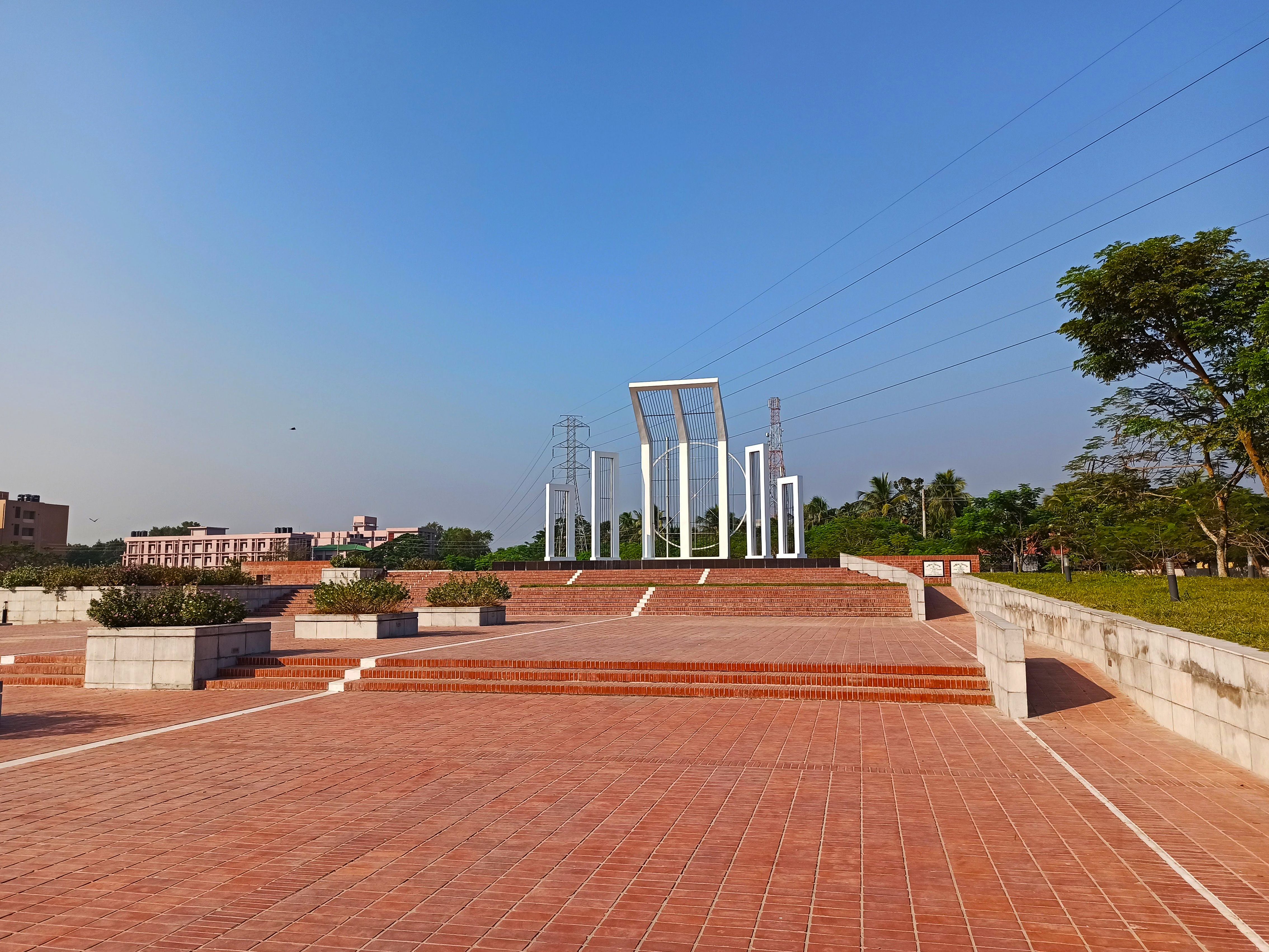 বেঙ্গালুরুর প্রযুক্তি পার্কে কাচের ভবন, কর্মীদের চলাচল এবং সন্ধ্যার নীল আলো