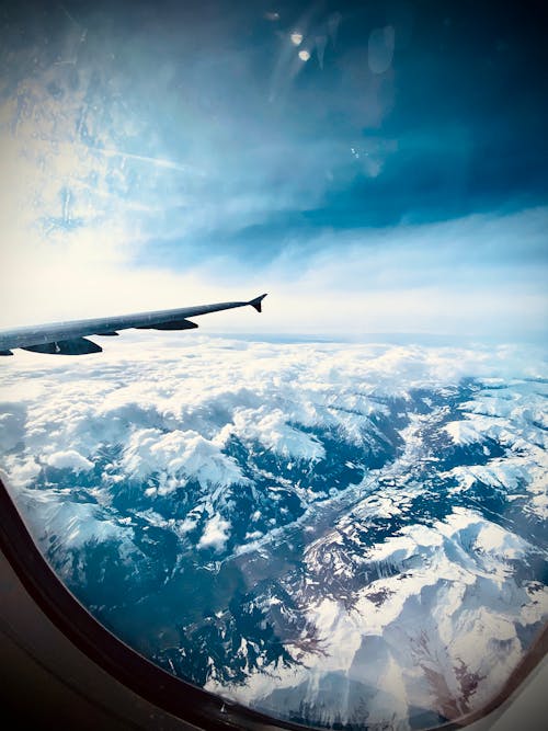 Flugzeug Fliegt über Weiße Wolken