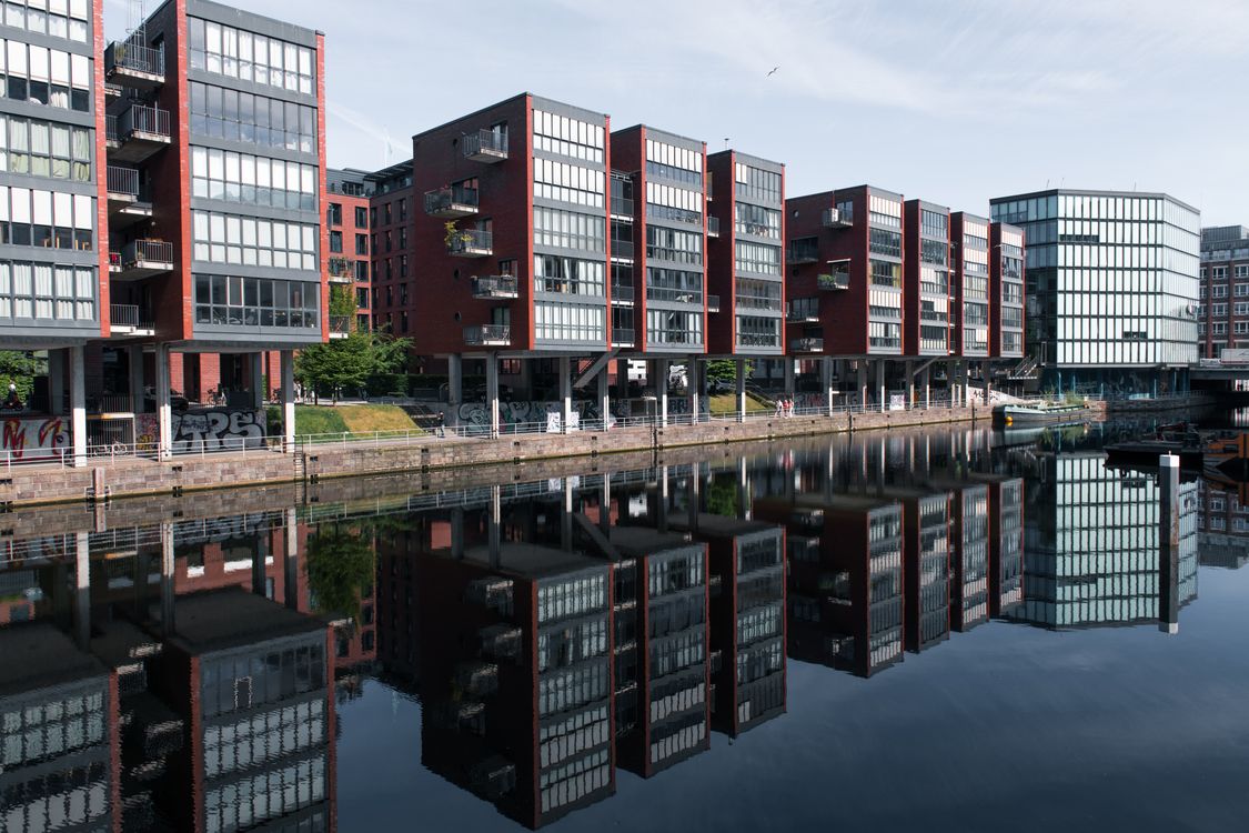 Modern Hamburg Architecture by the Canal · Free Stock Photo