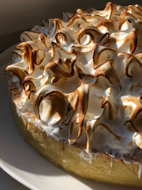 Free Close-up of a lemon meringue pie with golden toasted meringue topping, perfect for dessert cravings. Stock Photo