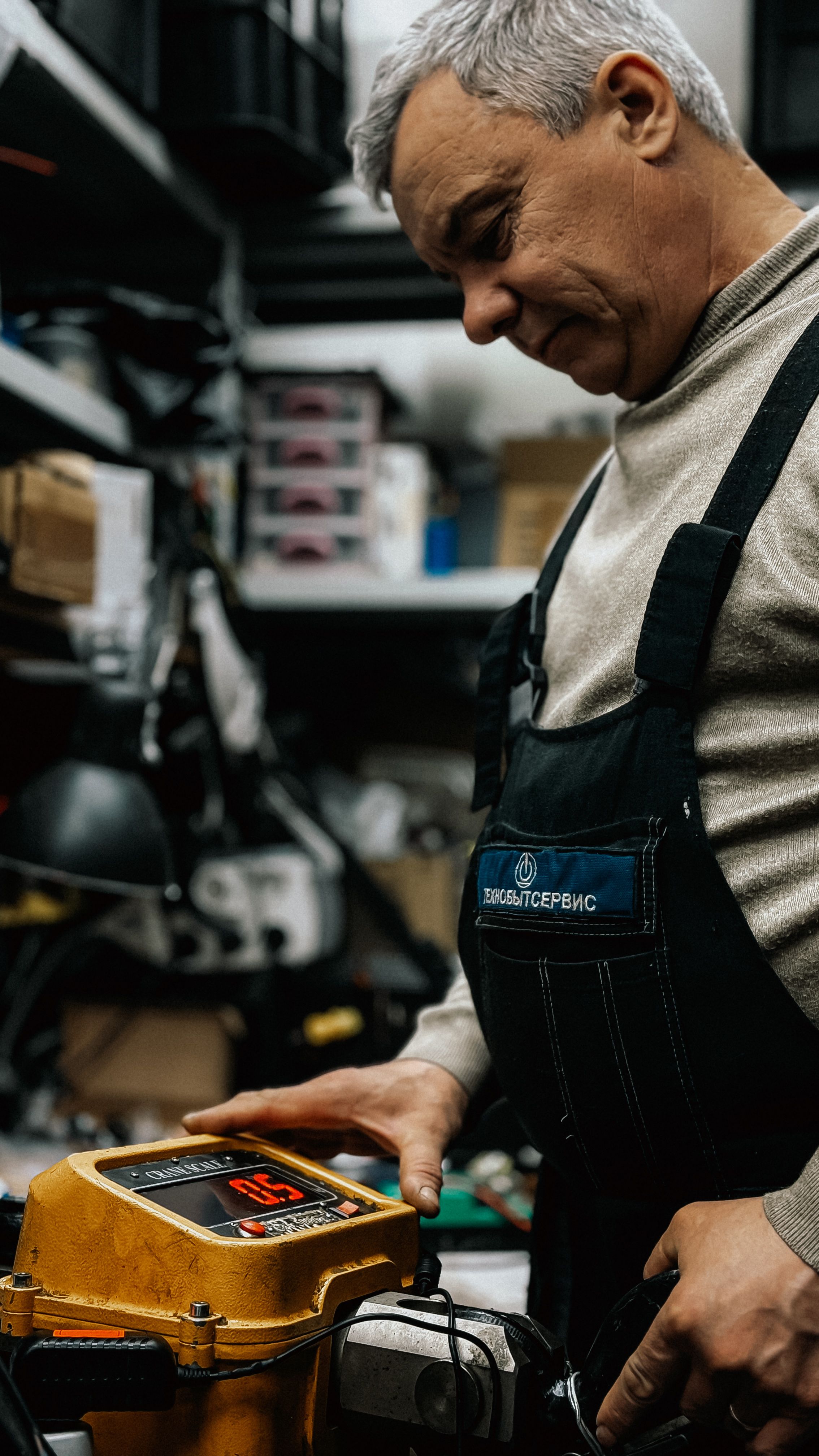HVAC technician and system service scene