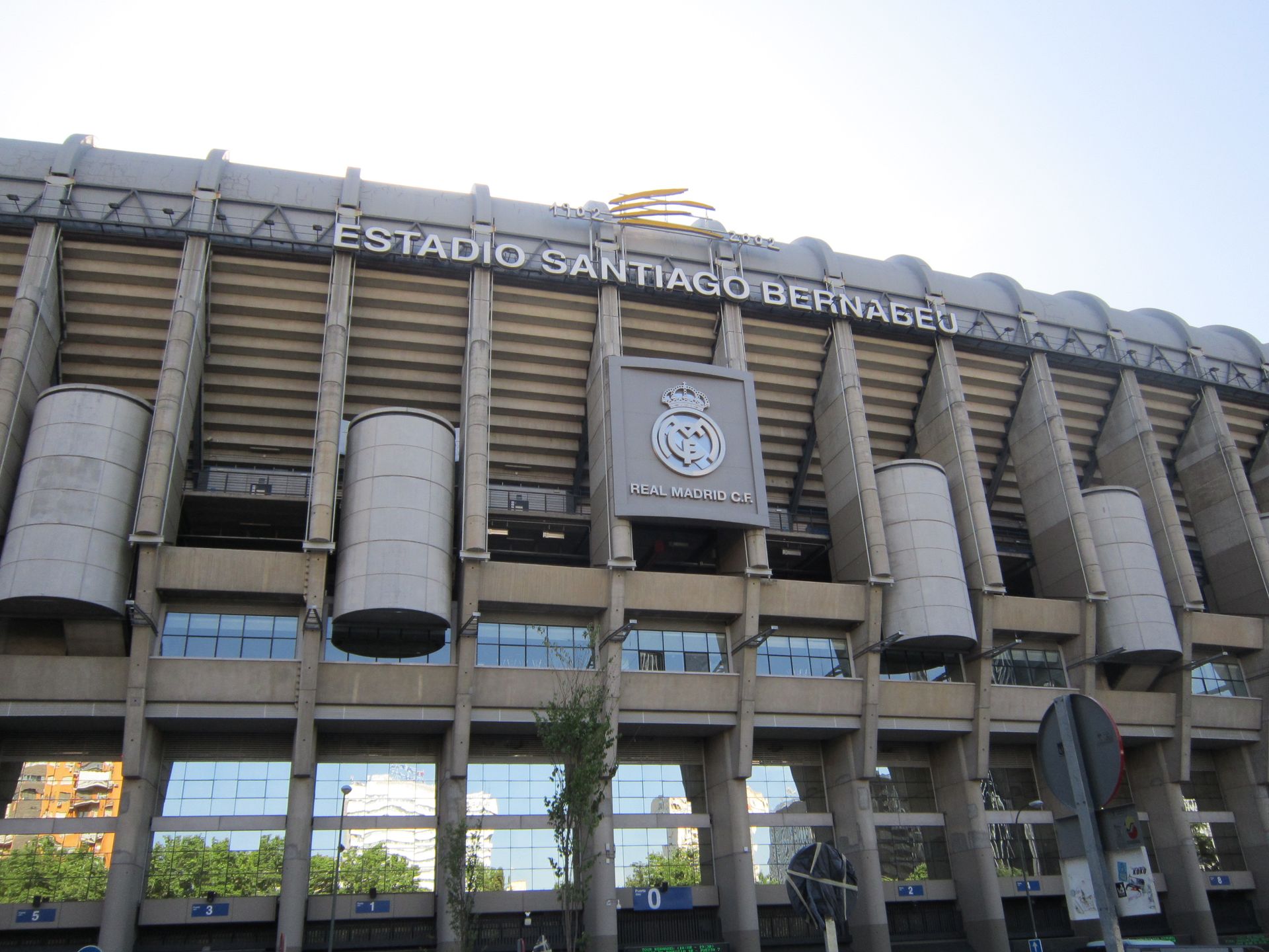 Geceleyin Santiago Bernabéu Stadı'nın dış cephesi