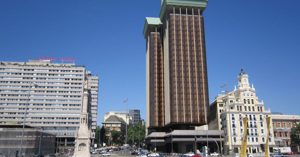 Vista del Centro Colón y la Plaza de Colón en Madrid, que muestran la arquitectura moderna bajo un cielo despejado de verano.