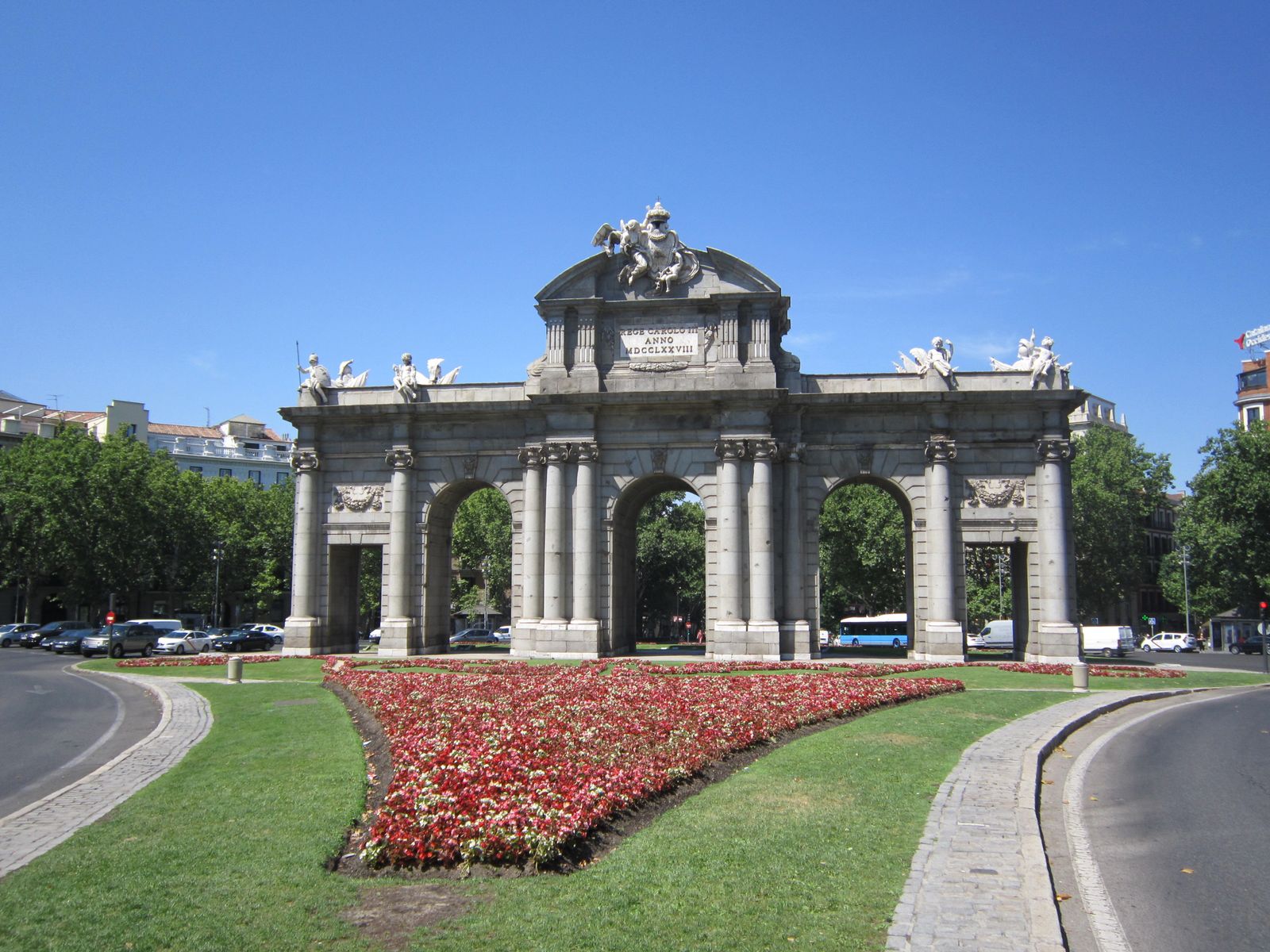 Cazare în Madrid: Puerta de Alcalá, la marginea cartierului Salamanca