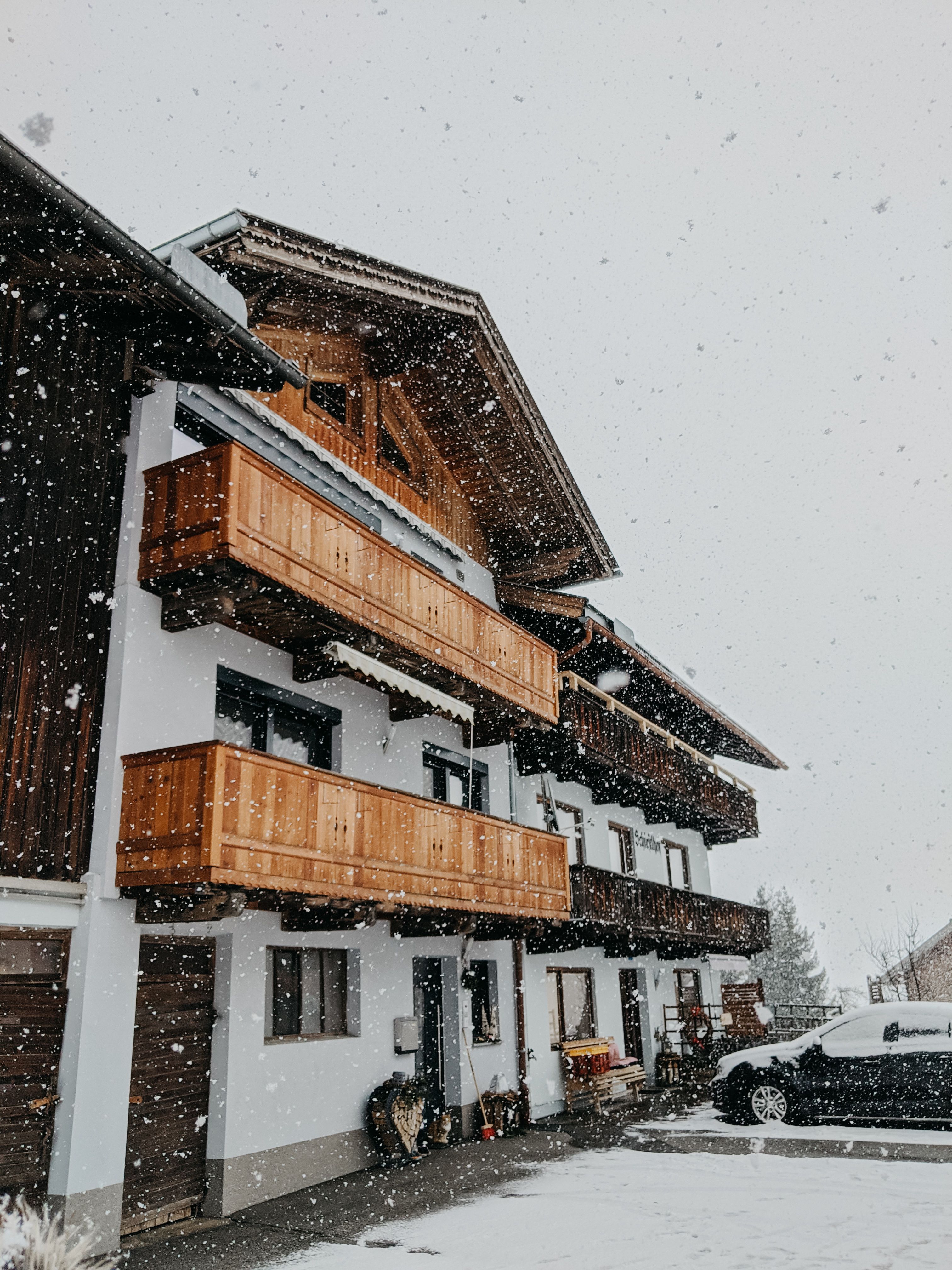 乡村小屋白雪皑皑，木制阳台点缀其间，一派宁静景象