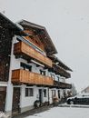 乡村小屋白雪皑皑，木制阳台点缀其间，一派宁静景象