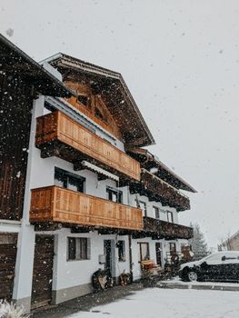 乡村小屋白雪皑皑，木制阳台点缀其间，一派宁静景象