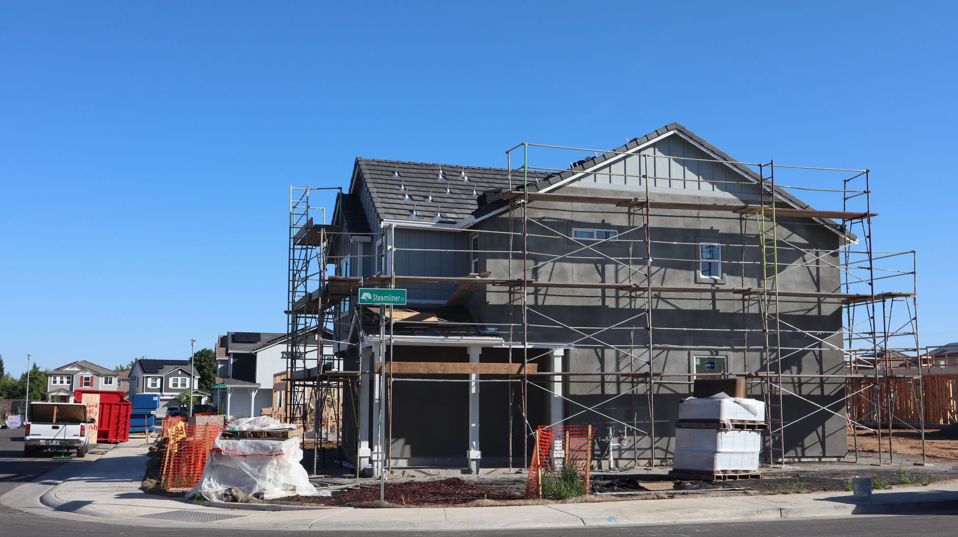 New housing development under construction in California as builders rely on incentives to move inventory.