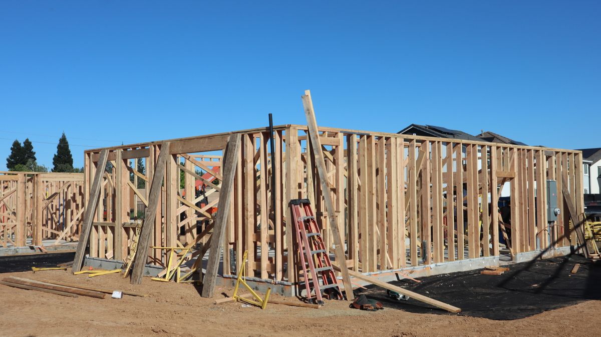 Charpente de bois d'une maison neuve en construction