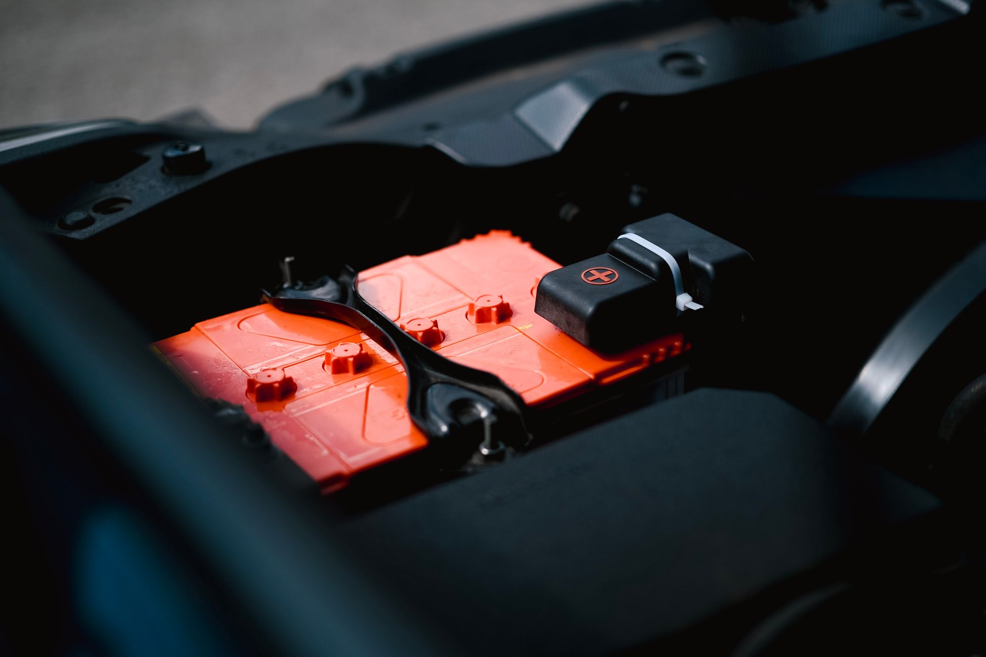 Elektrische auto brandt uit in Den Bosch na aanrijding met inzinkbare paal