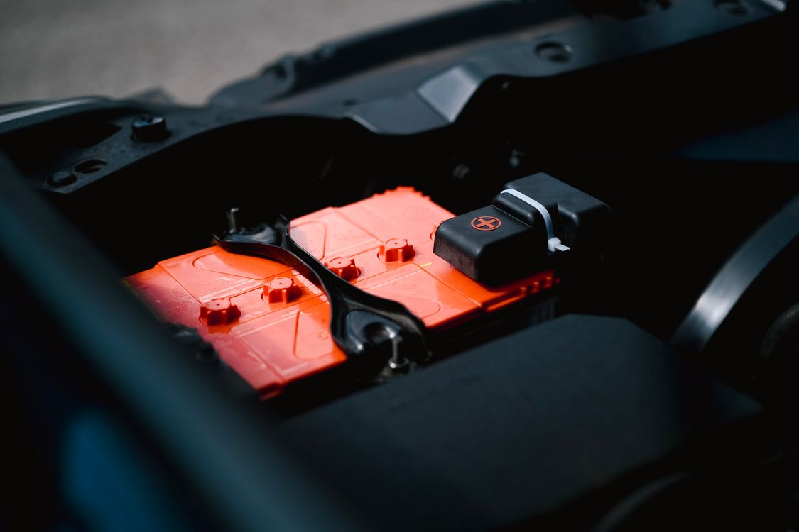Detaljan pogled na narančastu bateriju električnog automobila