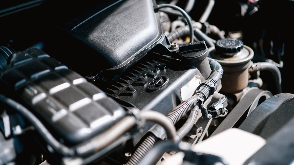Otomobil motor bölümü yakın çekim (temsilî görsel) — Mercedes M252 motoru Çin’de üretiliyor