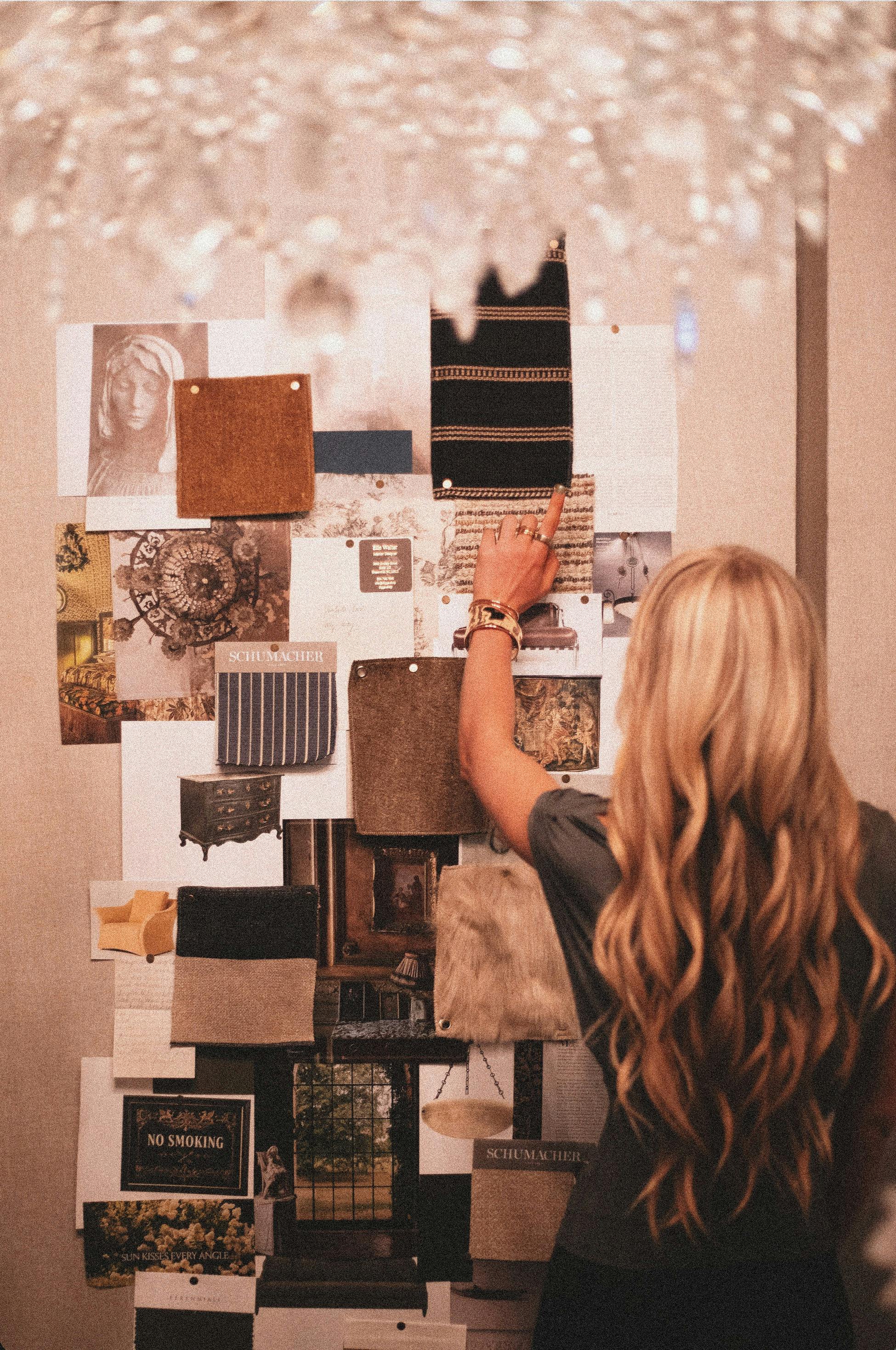 Designer d'intérieur composant une planche d'ambiance avec moodboard et palette de couleurs